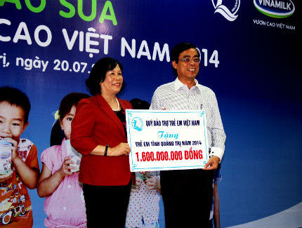 Quỹ sữa “Vươn Cao Việt Nam”: Trao 72.270 ly sữa cho trẻ em tỉnh Quảng Trị